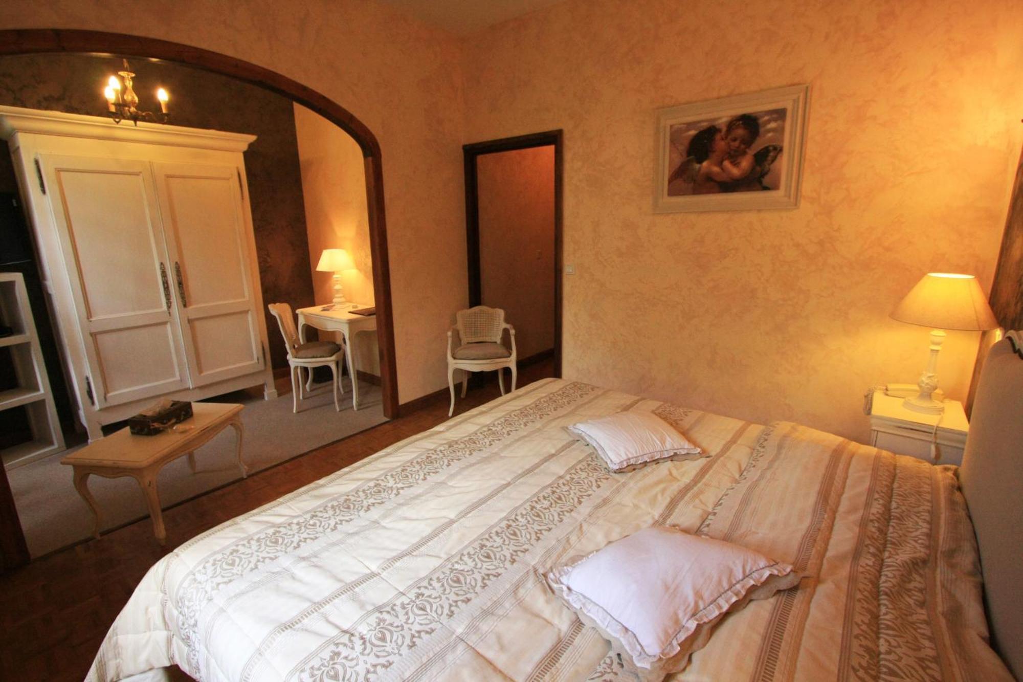 Logis Hostellerie Du Grand Duc Hotel Restaurant Gincla Pokoj fotografie