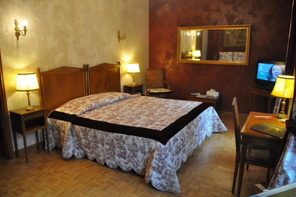 Logis Hostellerie Du Grand Duc Hotel Restaurant Gincla Exteriér fotografie