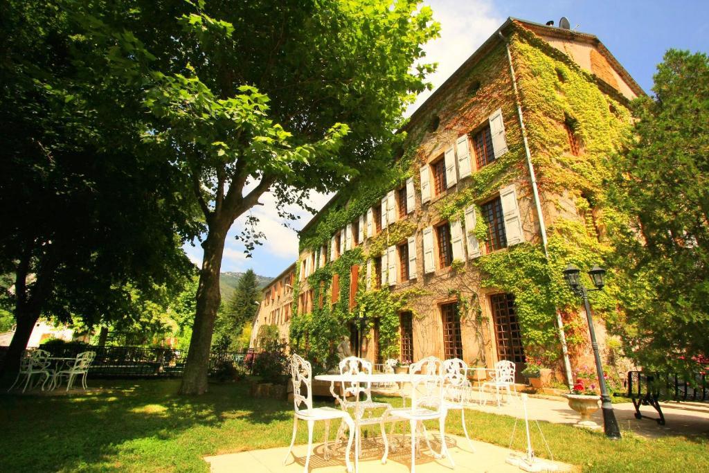 Logis Hostellerie Du Grand Duc Hotel Restaurant Gincla Exteriér fotografie
